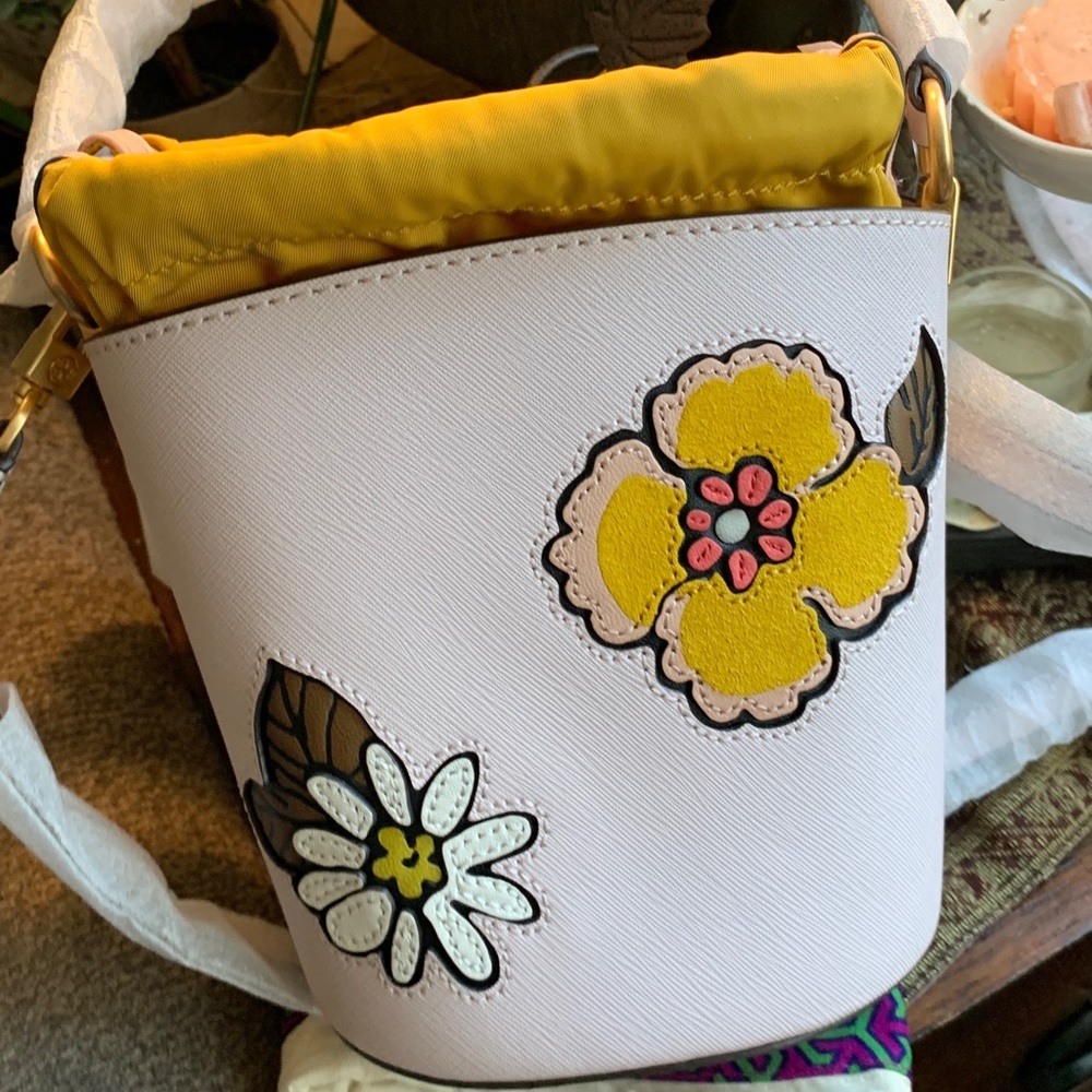 SOLD⛔️Authentic TORY BURCH Leather flower appliqués drawstring optional Crosb - Picture 14 of 15